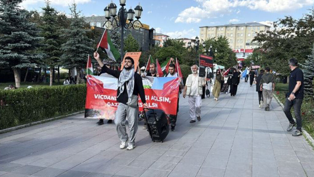 Erzurum’da sağlıkçılar Gazze için sessiz yürüyüşlerini 141’inci haftada sürdürdü