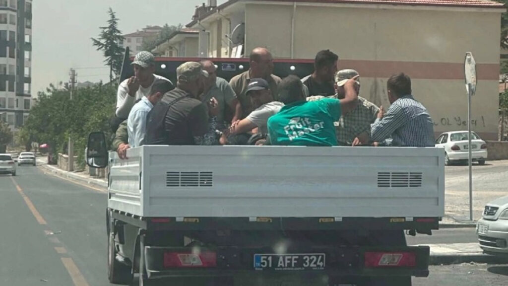 Niğde’de işçiler açık kasada taşınmıştı! Görüntüler sonrası inceleme başlatıldı