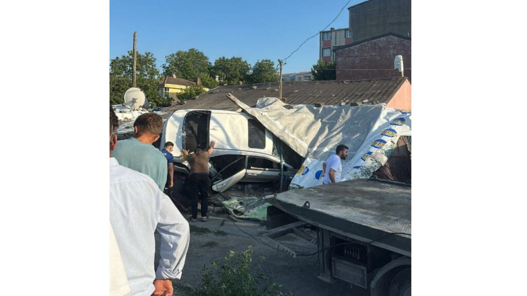 Arnavutköy’de kontrolden çıkan otomobil gecekonduya daldı: 5 yaralı