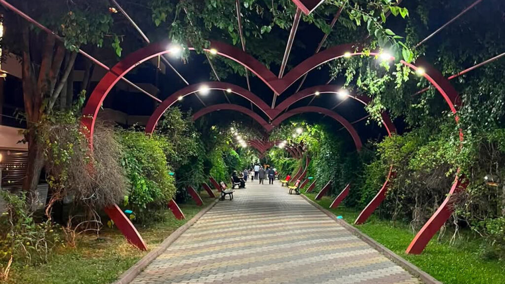 Bozüyük’teki kanal boyu yürüyüş yolunda aydınlatmalar yenilendi